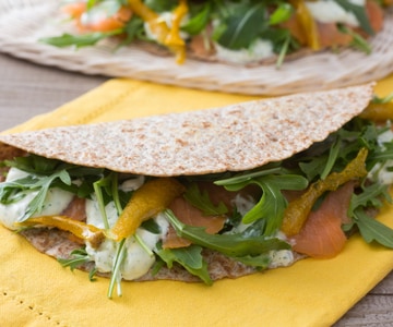 Piadina de salmón con salsa de yogur