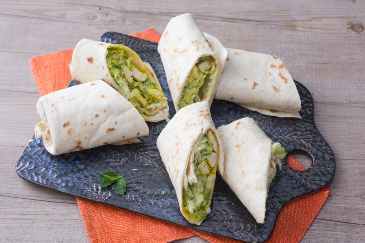 Piadina con pollo al curry y pesto de calabacín