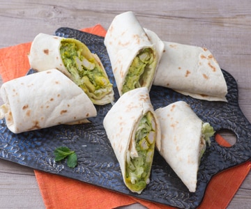 Piadina con pollo al curry y pesto de calabacín