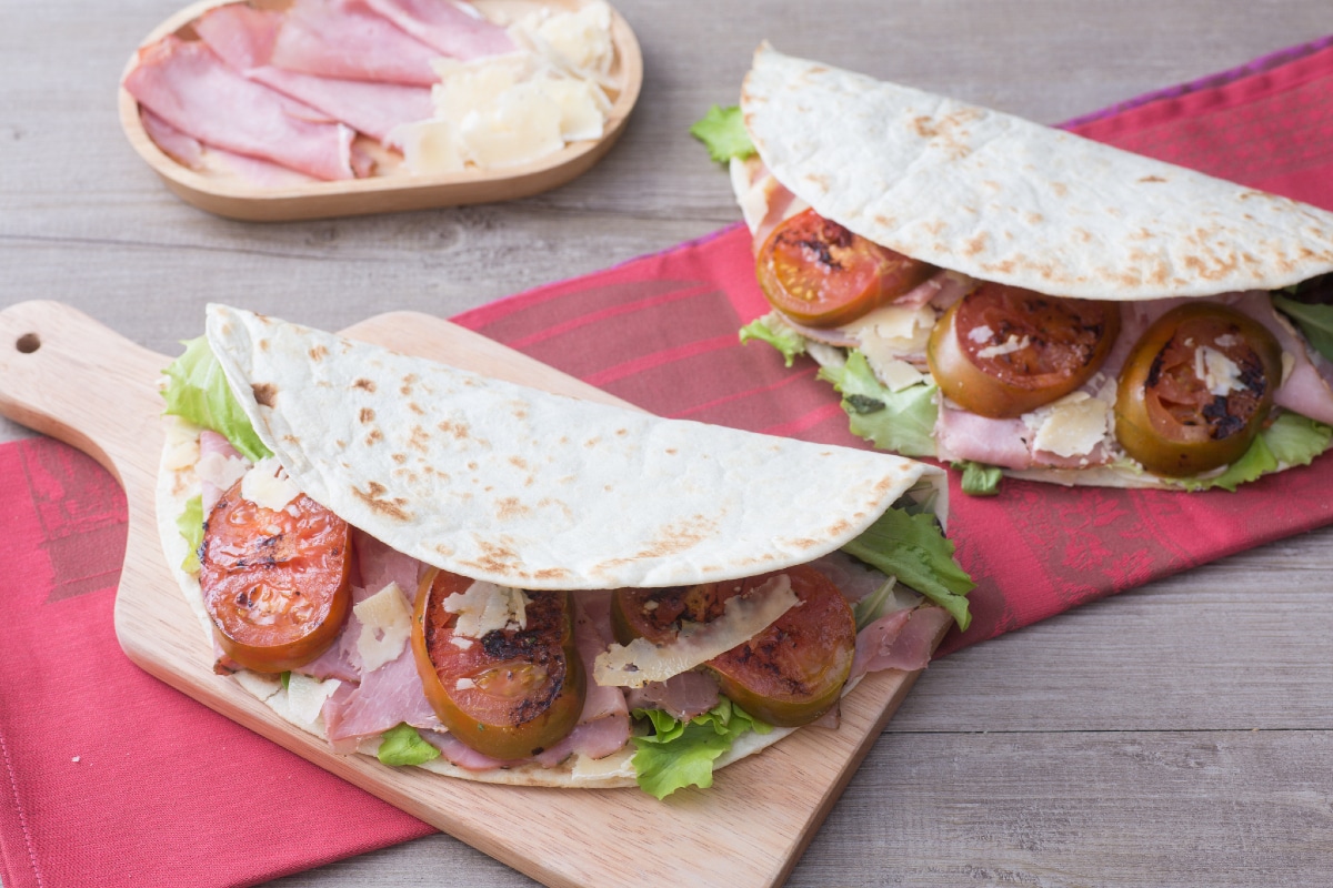 Piadina con jamón cocido, pecorino y tomates