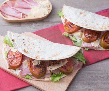 Piadina con jamón cocido, pecorino y tomates