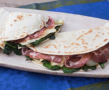 Piadina con coppa, scamorza y hierbas
