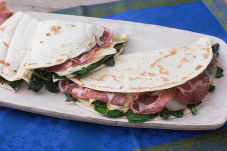 Piadina con coppa, scamorza y hierbas