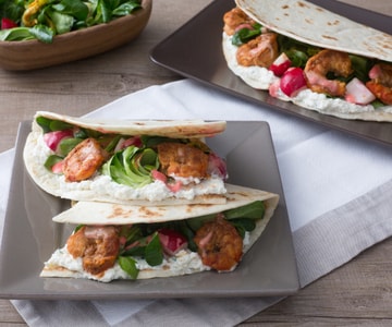 Piadina con gambas, flores de calabacín y ensalada