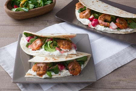 Piadina con gambas, flores de calabacín y ensalada
