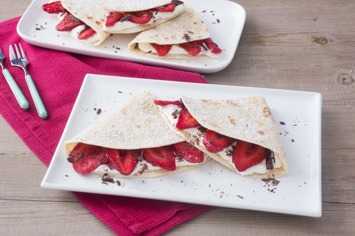 Piadina con crema de mascarpone, fresas y chocolate negro