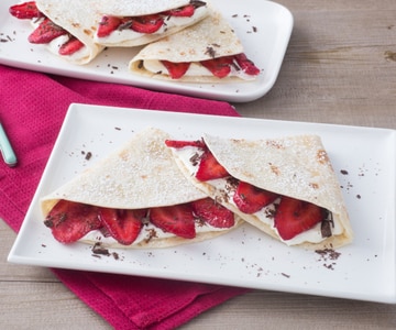 Piadina con crema de mascarpone, fresas y chocolate negro