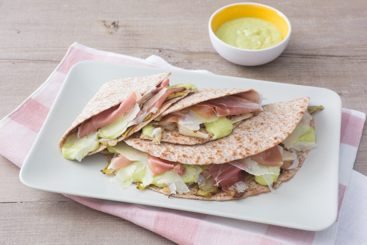 Piadina con jamón, pesto de habas y endivia