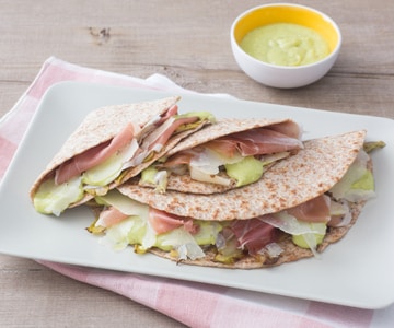 Piadina con jamón, pesto de habas y endivia