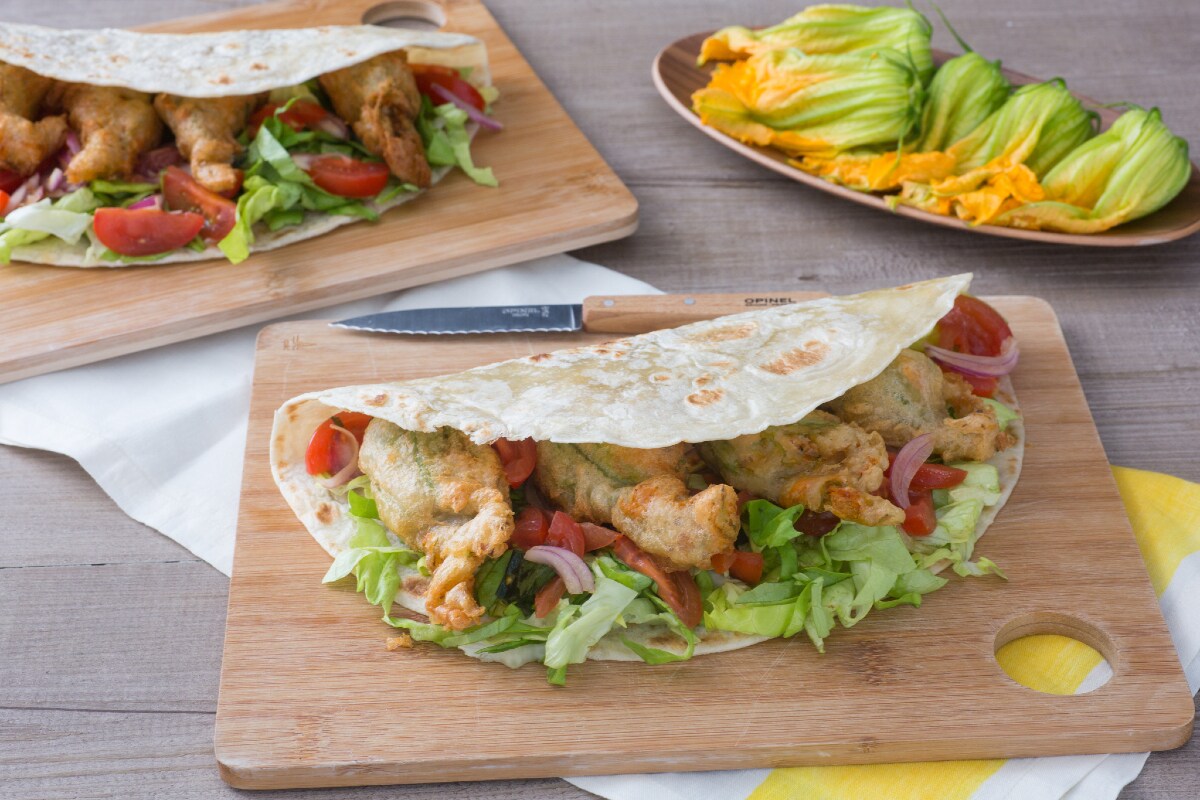 Piadina con flores de calabacín rellenos y fritos