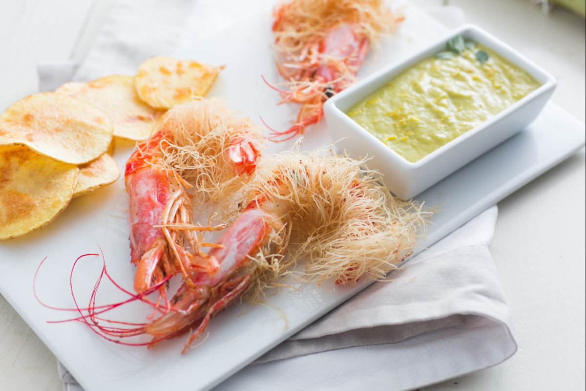Gambas en pasta kataifi con salsa de espárragos