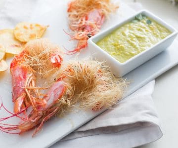 Gambas en pasta kataifi con salsa de espárragos