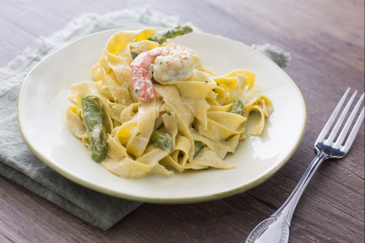 Pappardelle con espárragos y gambas