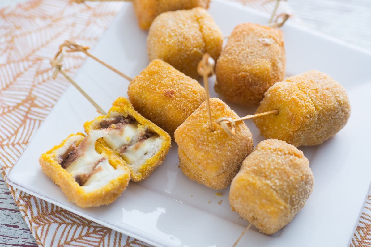 Brochetas de mozzarella y anchoas fritas