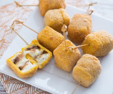 Brochetas de mozzarella y anchoas fritas