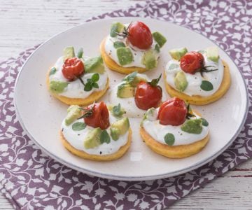 Blinis de maíz con skyr, aguacate y tomatitos asados