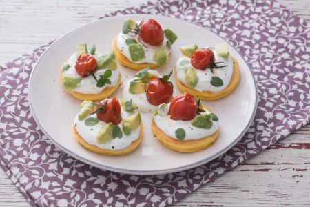 Blinis de maíz con skyr, aguacate y tomatitos asados