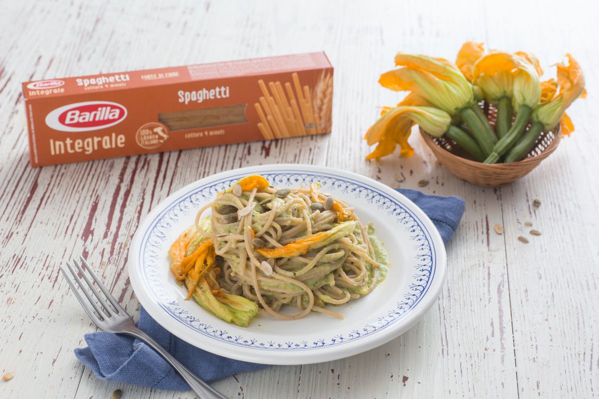 Espaguetis integrales con flores y crema de calabacín