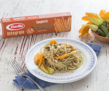 Espaguetis integrales con flores y crema de calabacín