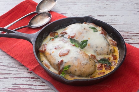Pechuga de pollo al horno con tomate y mozzarella