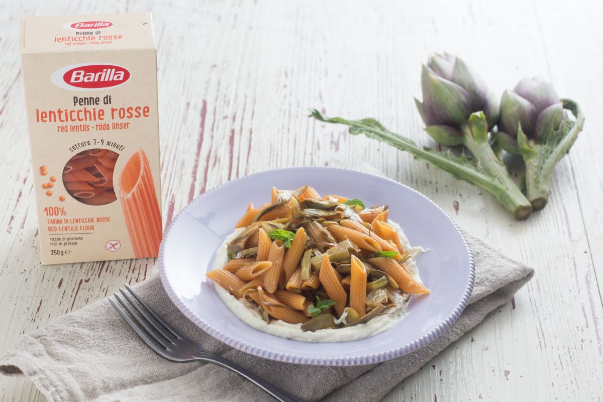 Penne de legumbres con ricotta y alcachofas