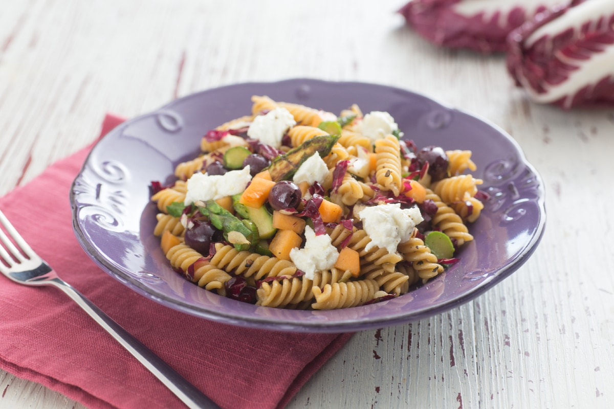 Ensalada de pasta con espárragos, melón y queso de cabra