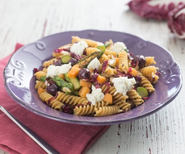 Ensalada de pasta con espárragos, melón y queso de cabra