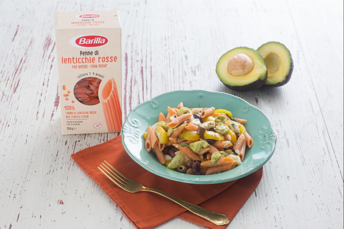 Penne de legumbres con crema de aguacate y mozzarella