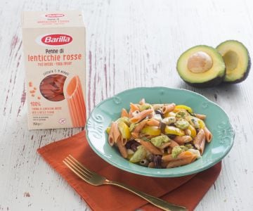 Penne de legumbres con crema de aguacate y mozzarella