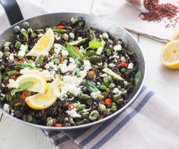 One-pot paella vegetariana de arroz rojo
