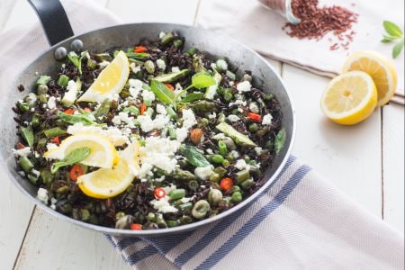 One-pot paella vegetariana de arroz rojo