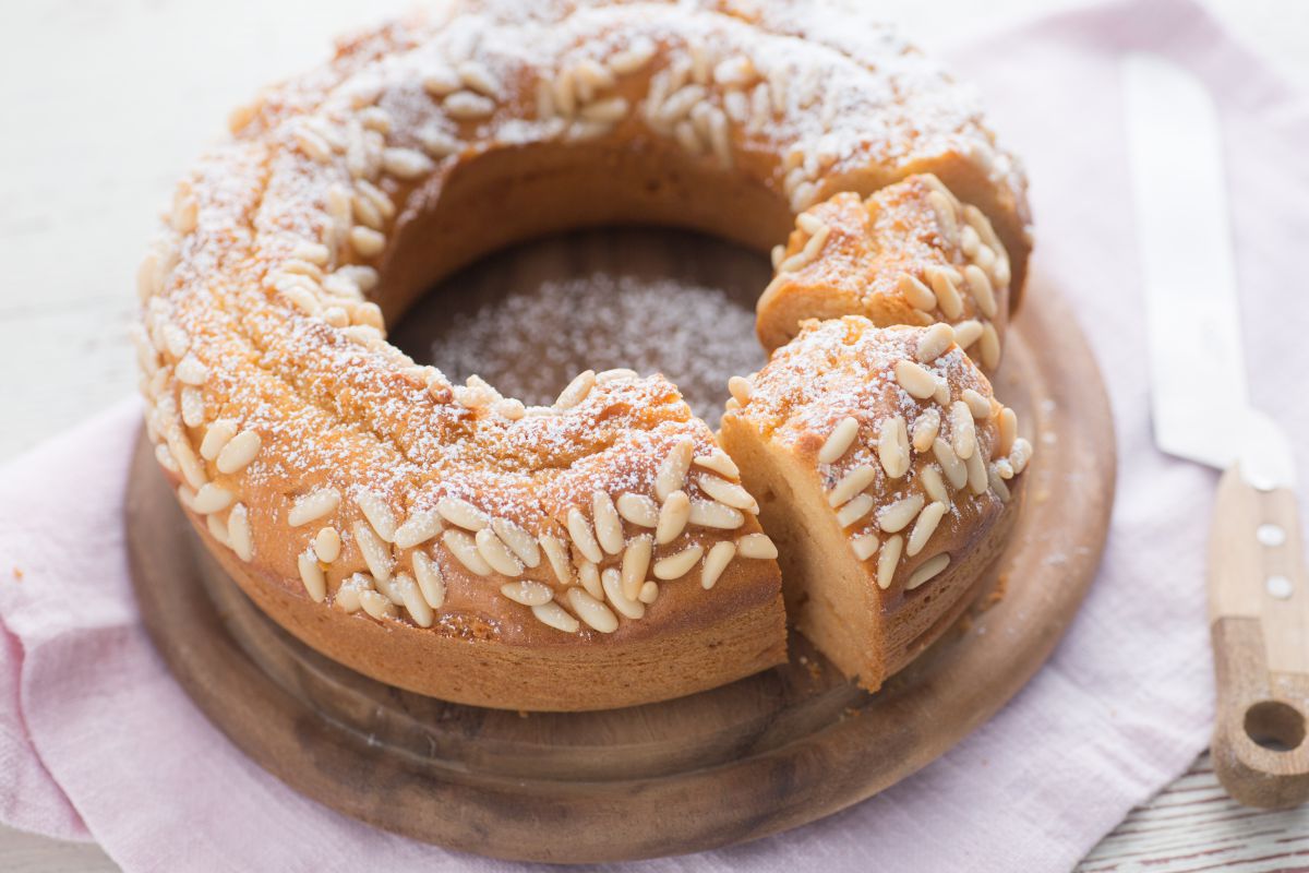 Rosca de ricotta con miel y piñones
