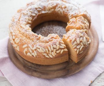 Rosca de ricotta con miel y piñones