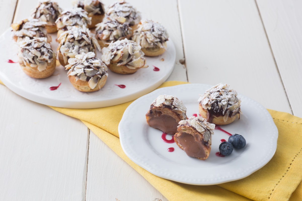 Buñuelos con cremoso de frutos del bosque