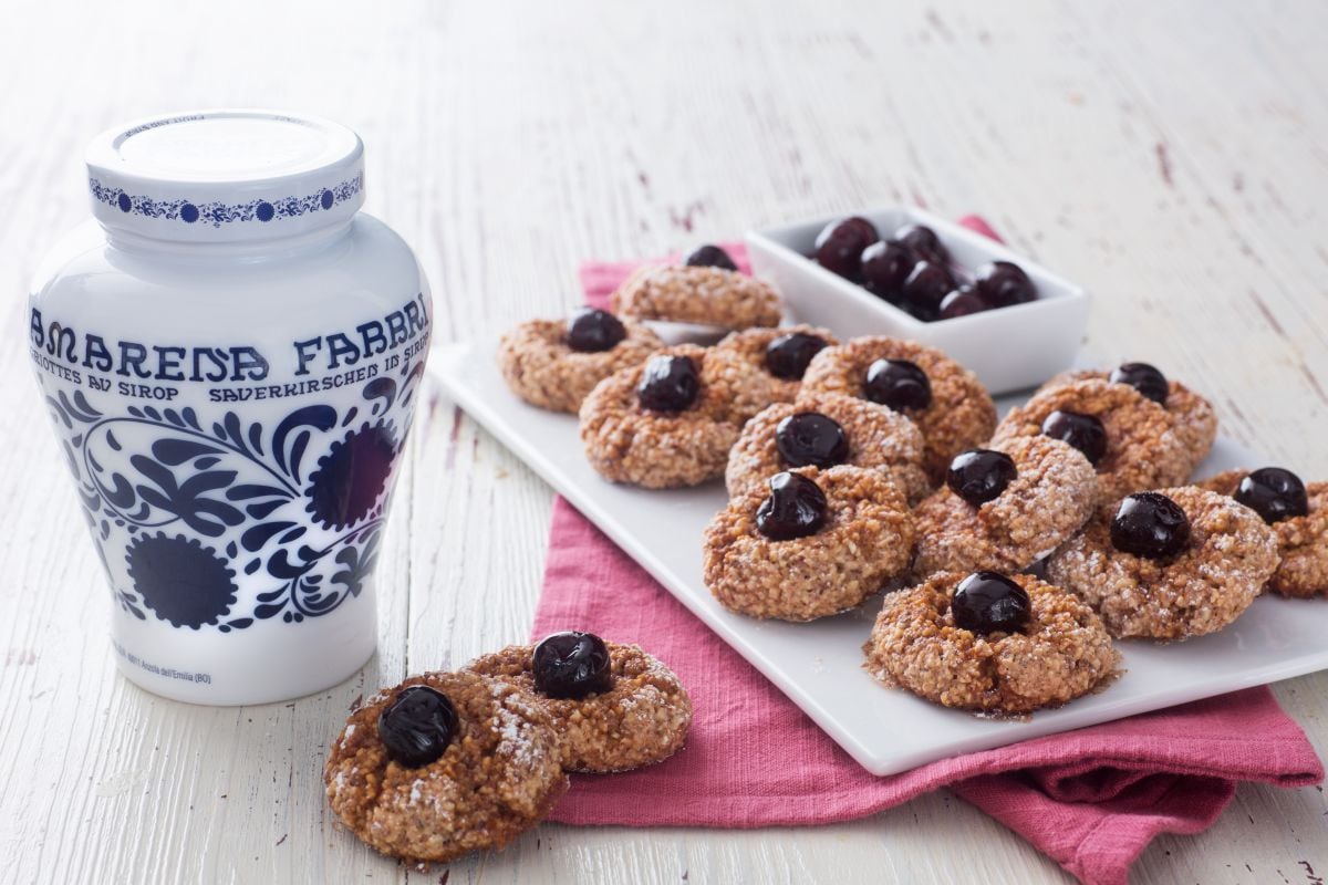 Amaretti con guindas con jarabe