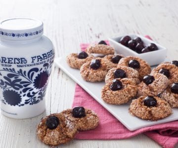 Amaretti con guindas con jarabe