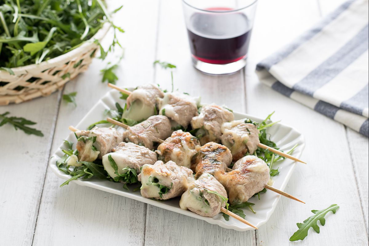 Brochetas de ternera con rúcula y scamorza