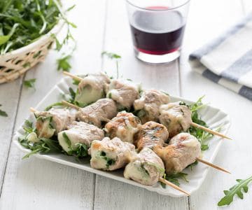 Brochetas de ternera con rúcula y scamorza