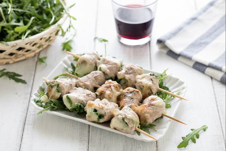Brochetas de ternera con rúcula y scamorza