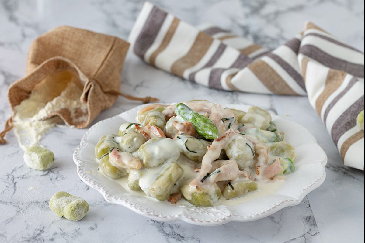 Ñoquis de espárragos con crema de burrata y panceta