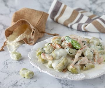 Ñoquis de espárragos con crema de burrata y panceta
