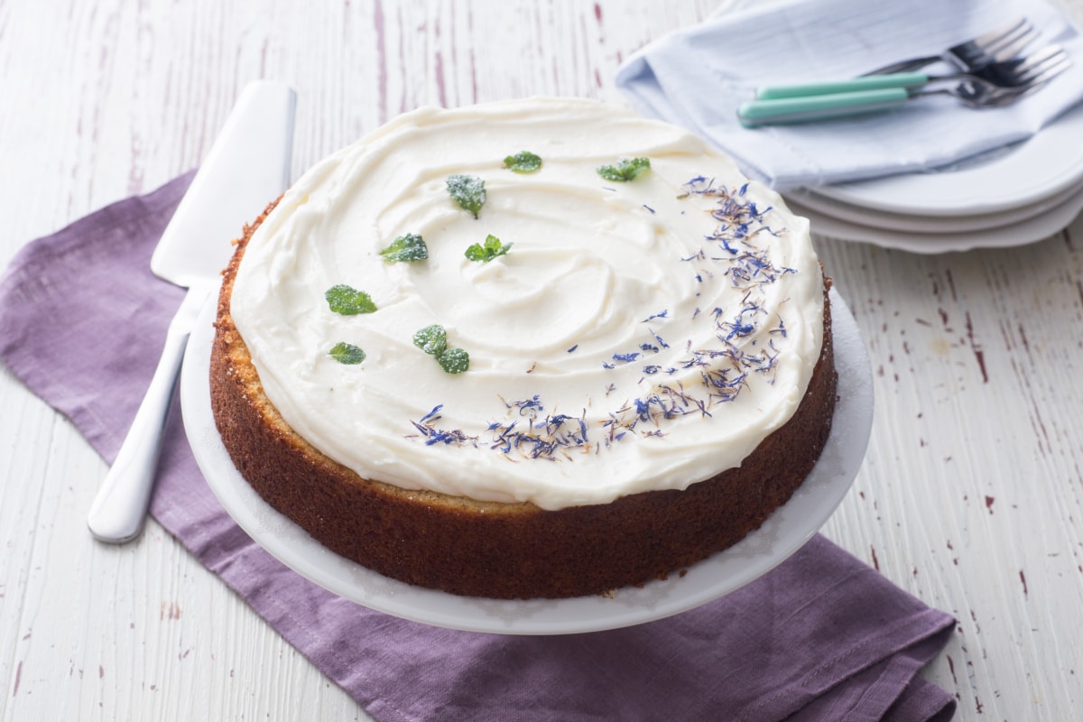 Tarta de saúco con frosting de queso
