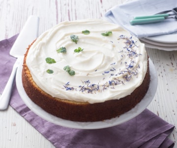 Tarta de saúco con frosting de queso