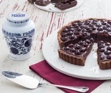 Tarta de avellanas con ganache de chocolate negro y guindas
