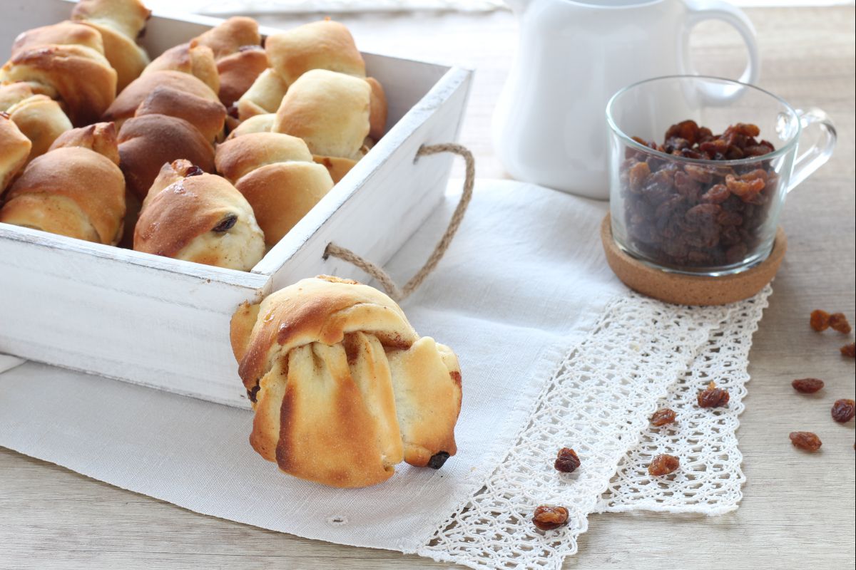 Nudos de brioche con pasas
