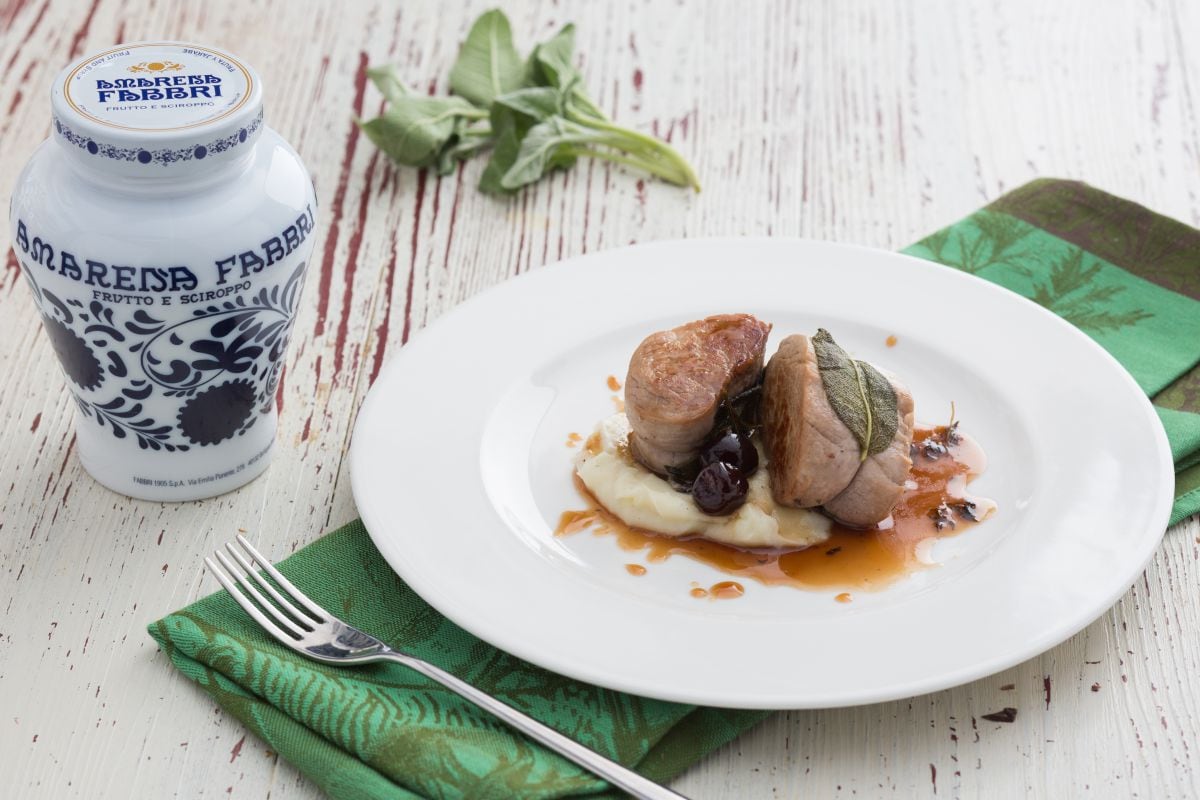 Solomillo de cerdo con cerezas ácidas y crema de patatas