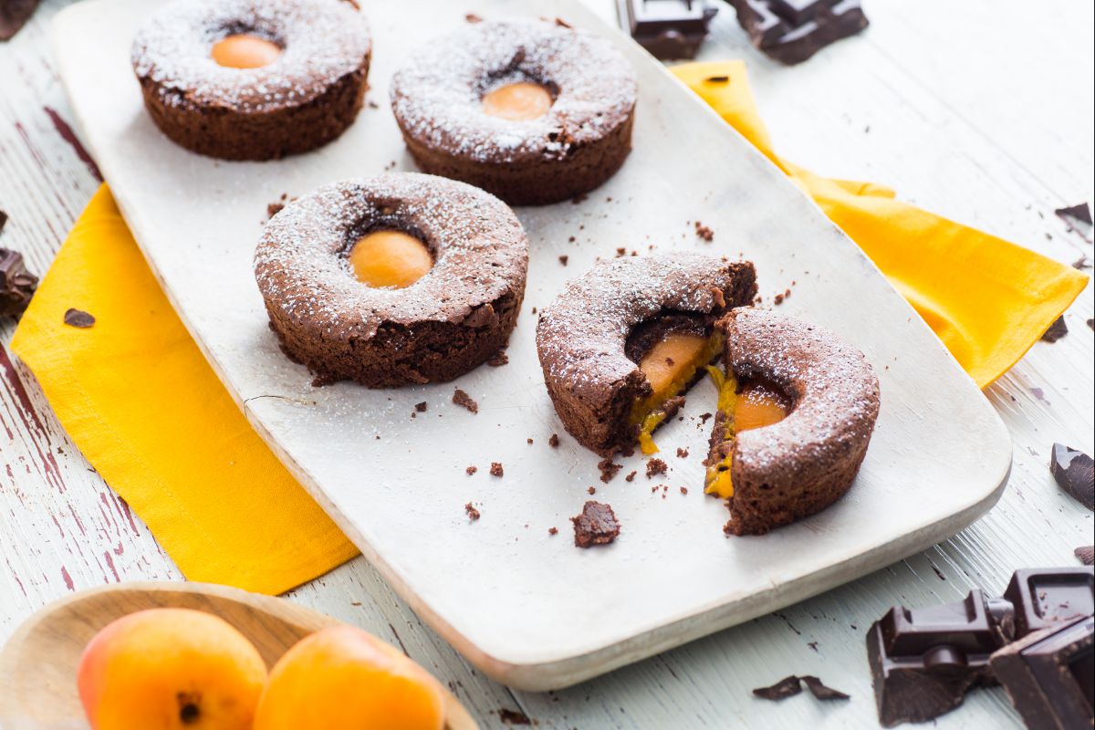 Pastelitos de chocolate y albaricoques