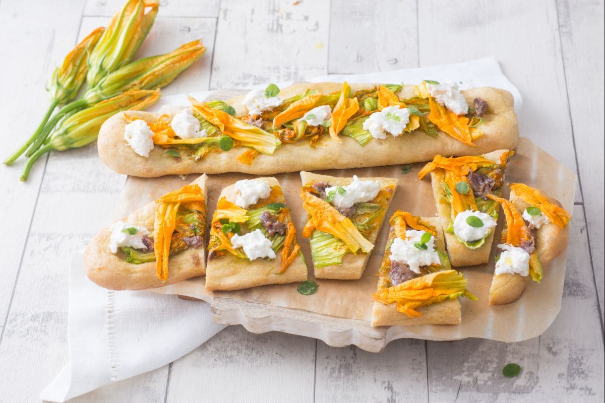 Focaccia con anchoas, flores de calabacín y burrata