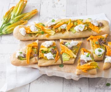 Focaccia con anchoas, flores de calabacín y burrata
