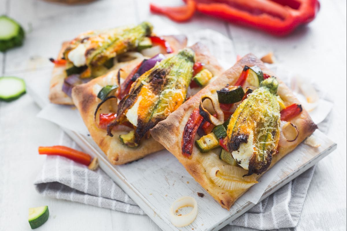 Tortitas de verduras y flores de calabacín rellenas